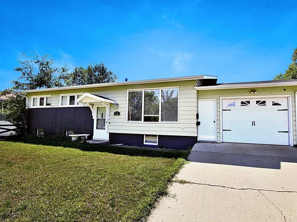 121 25th St NW, Minot, ND 58703