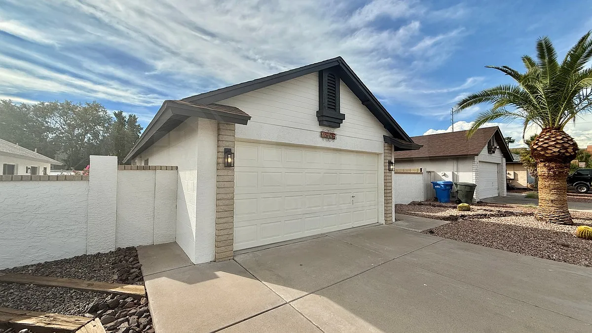 3 bed, 2.0 bath, 1054 sqft, $2,650 — Photo 2