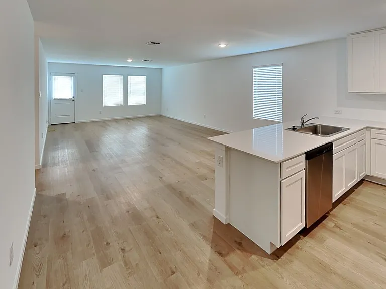 1925 Honey Locust Dr — Photo 5
