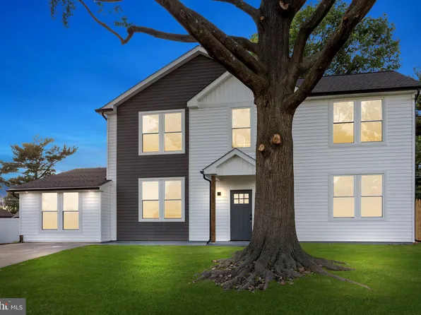15 Basswood Rd, Levittown, PA 19057