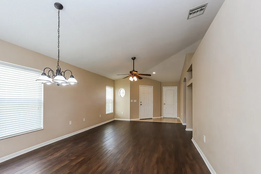 3 bed, 2.0 bath, 1276 sqft, $2,000 — Photo 4
