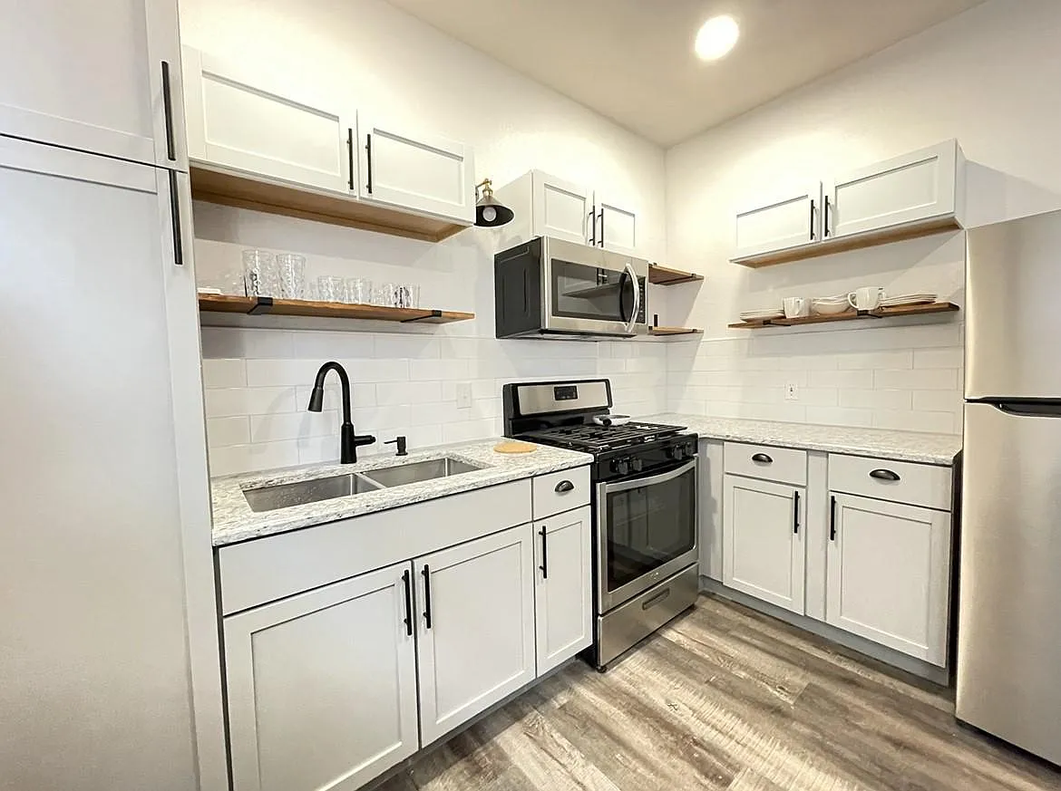 521 W Craig Pl — Photo 2