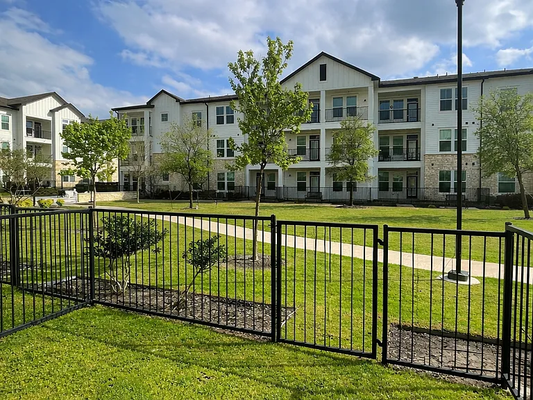 Atlas Bluewood Apartments — Photo 16