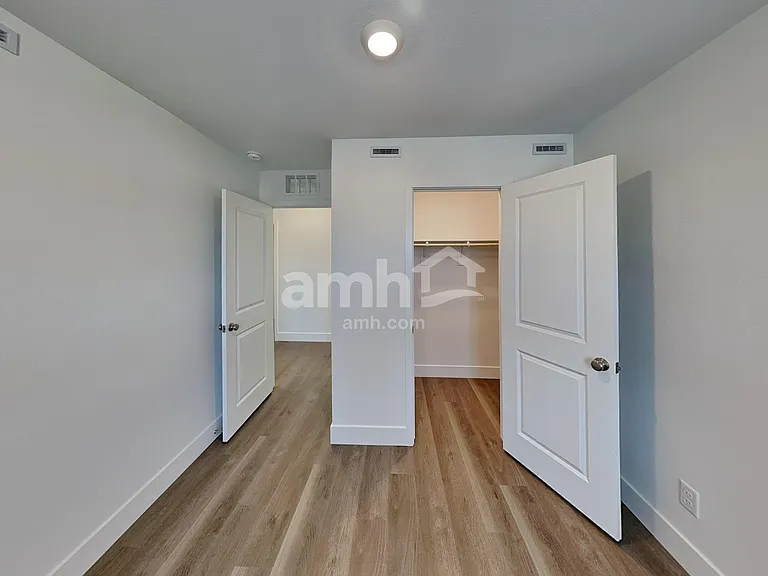 5863 Vaes Dothrak St — Photo 13