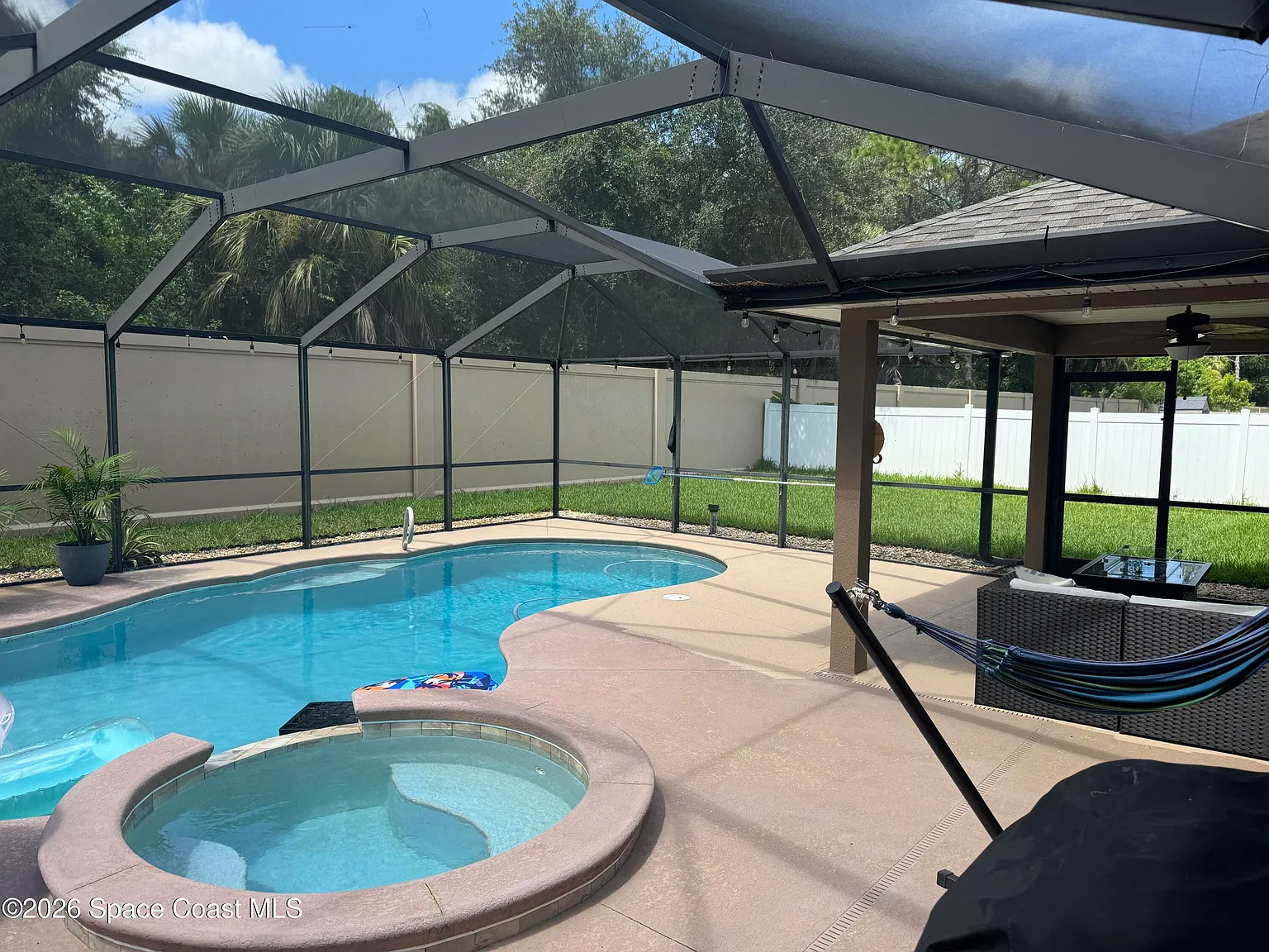 3 bed, 2.0 bath, 2035 sqft, $3,050 — Photo 4