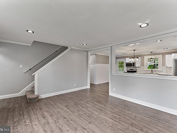 5th image of 720 W Race St