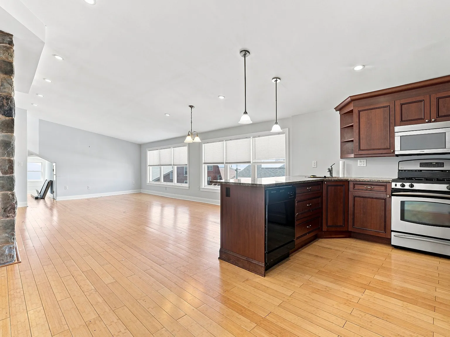 2 bed, 1000 sqft, $3,550 — Photo 4