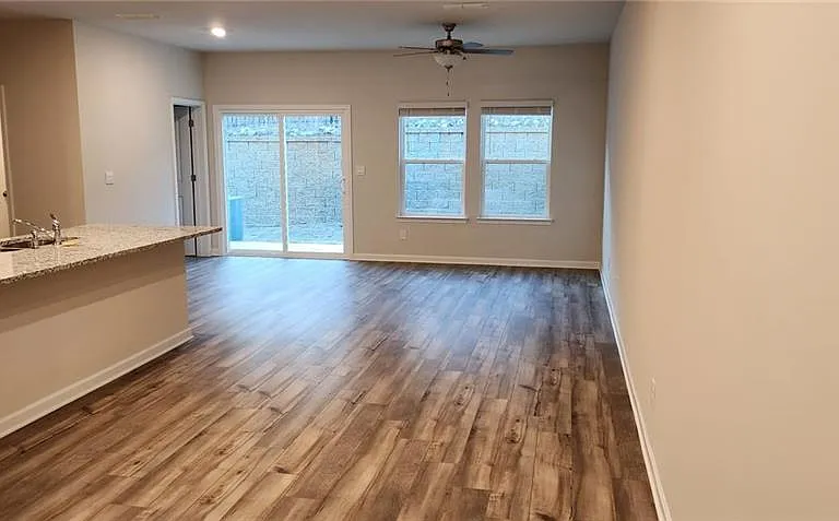 112 Cedar Ln — Photo 2