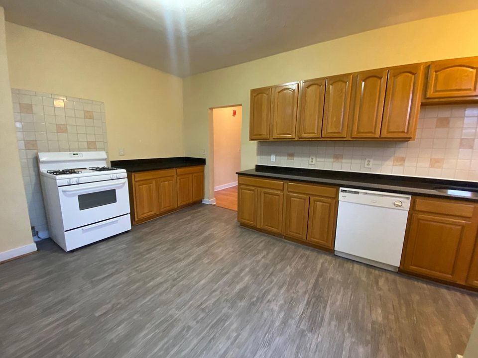 MASSIVE EAT IN KITCHEN