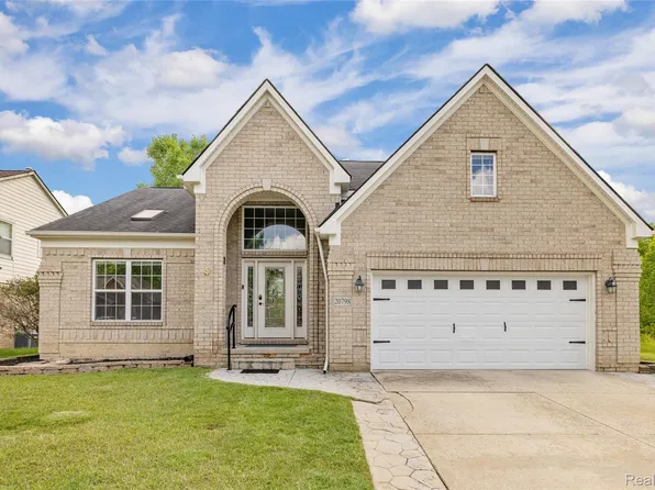 20798 Oakridge Dr, Clinton Township, MI 48036