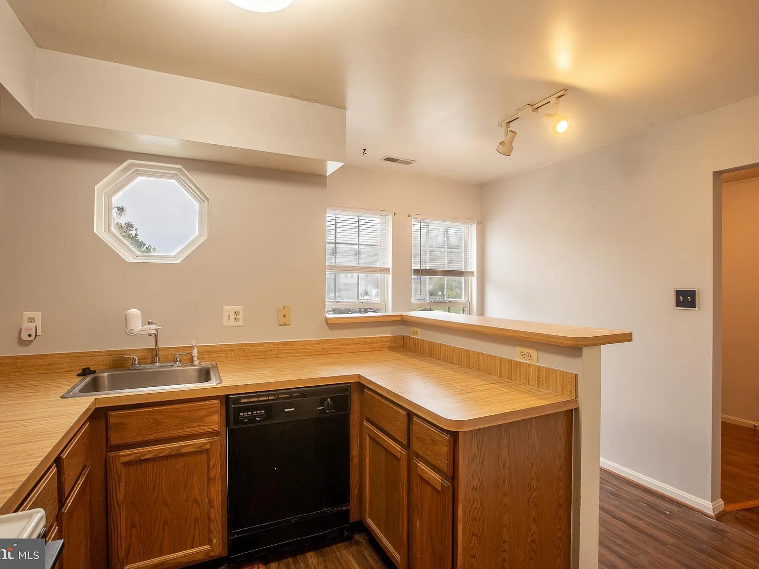 2 bed, 2.5 bath, 1358 sqft, $1,500 — Photo 4