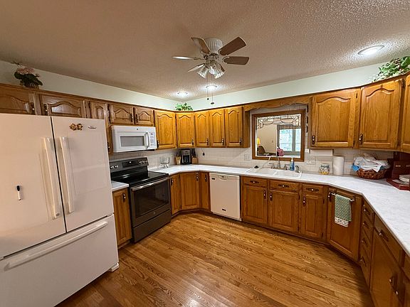4th image of 1443 E Powell Street