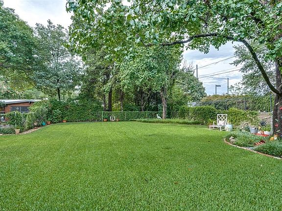 3rd image of 10414 Eastlawn Dr