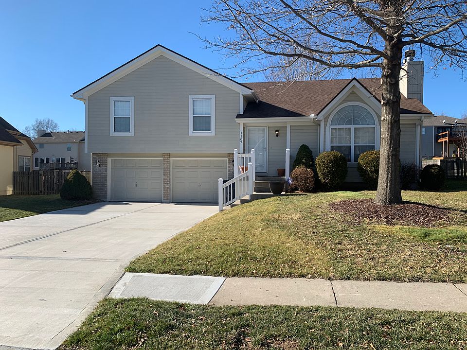 1st image of 1107 SE Skyview Dr