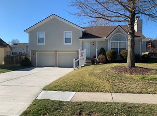1107 SE Skyview Dr, Blue Springs, MO 64014
