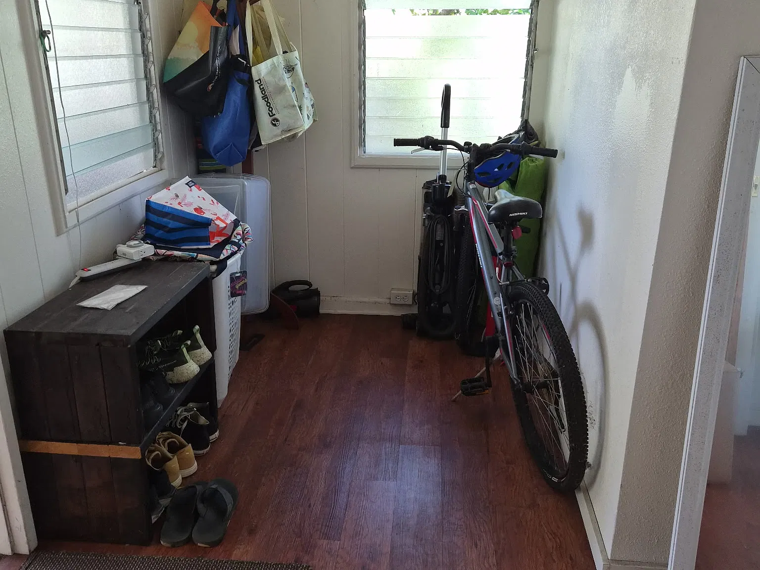 2439 E Manoa Rd — Photo 4