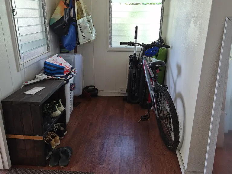 2439 E Manoa Rd — Photo 4