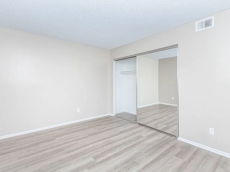 Oak Tree Court Apartment Homes — Photo 47