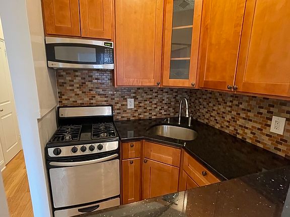 3rd image of 321 E 66th St APT 3G