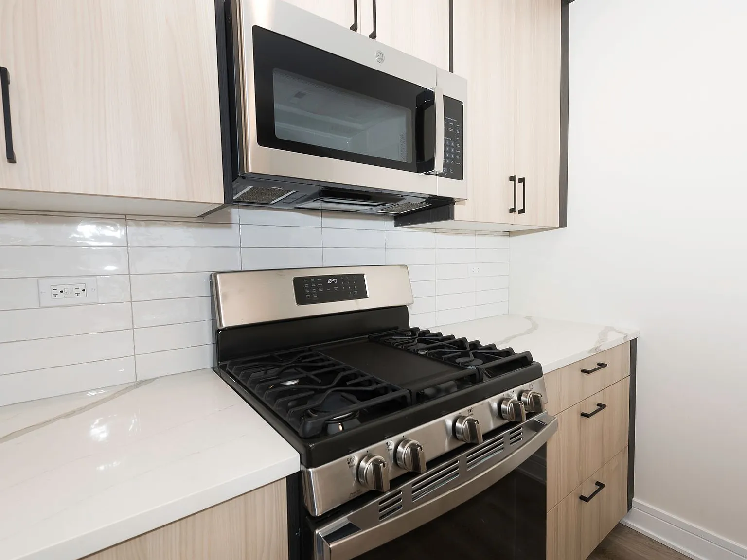Luxury 3 bedroom, 3 full bath unit available NOW! — Photo 2