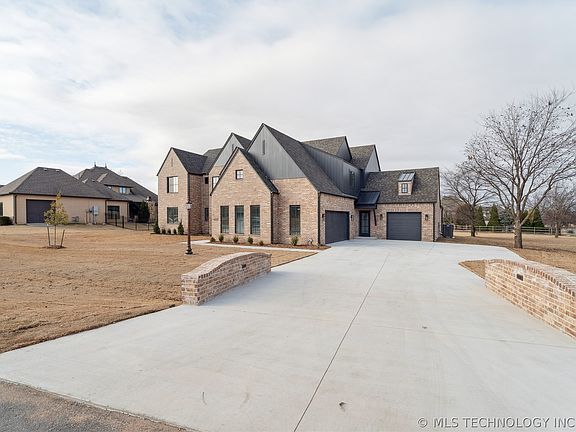 2nd image of 6322 N Wildwood Ln