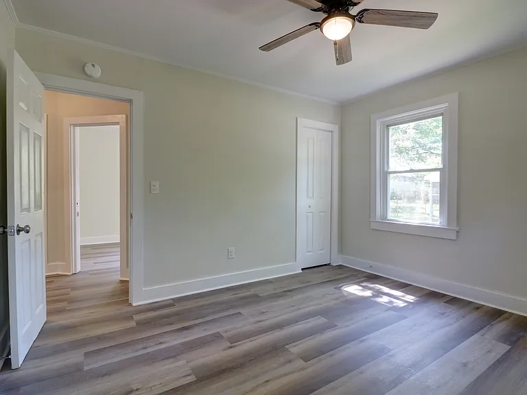 403 S Hampton St — Photo 4