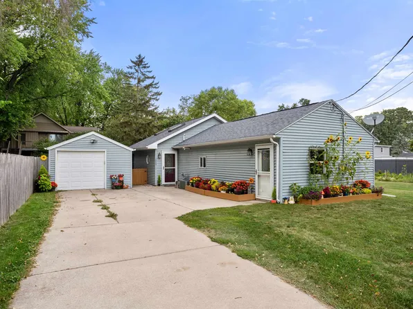1024 Birch Ln, Oshkosh, WI 54901