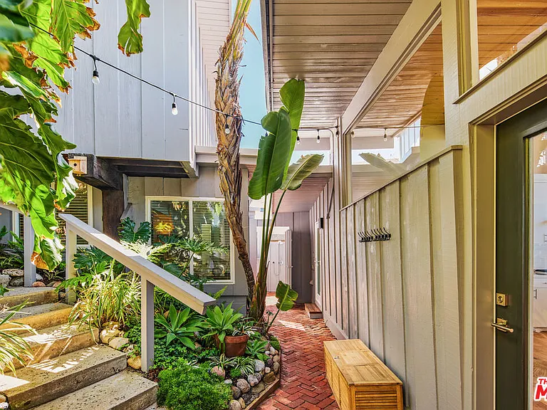 24246 Malibu Rd — Photo 16