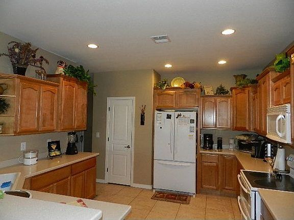 5th image of 414 N La Paz St