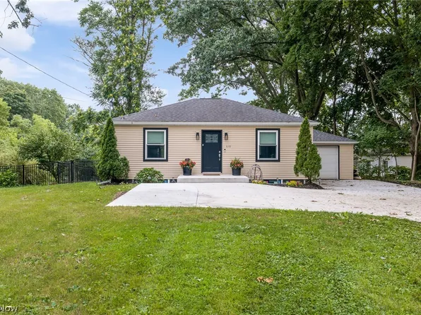 678 Portage Lakes Dr, Akron, OH 44319