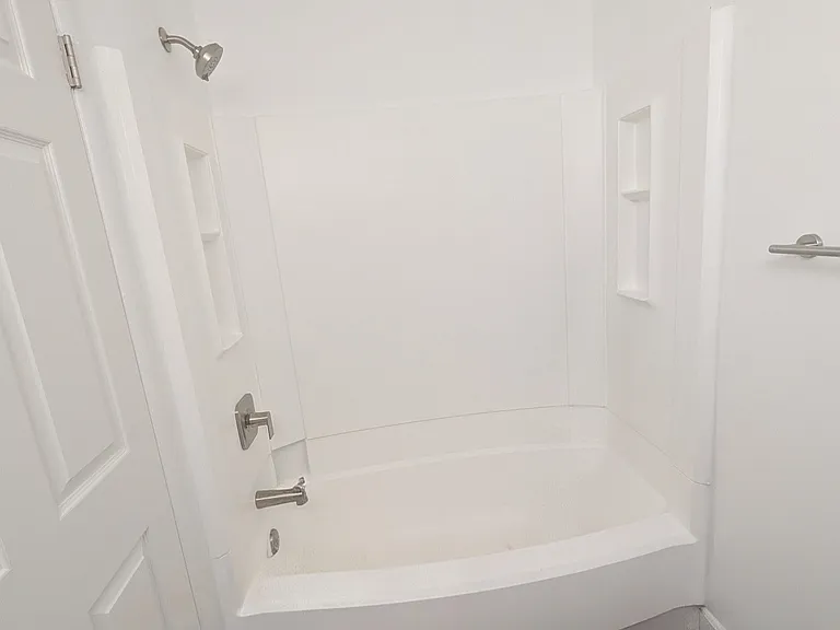 Second bathroom bath/shower