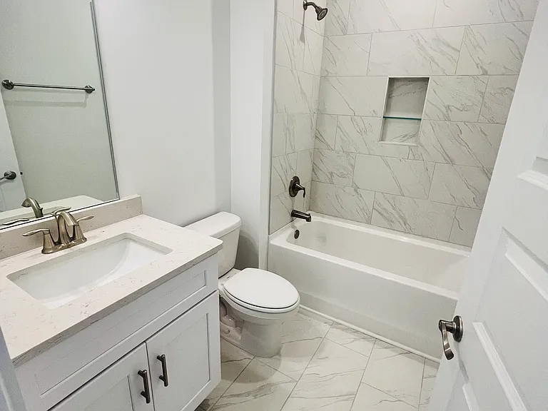 Full Bathroom 3