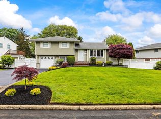 19 Walter Ct, Commack, NY 11725