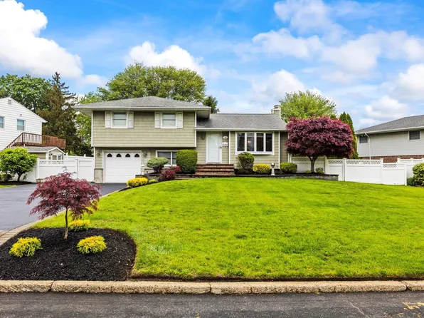 19 Walter Court, Commack, NY 11725