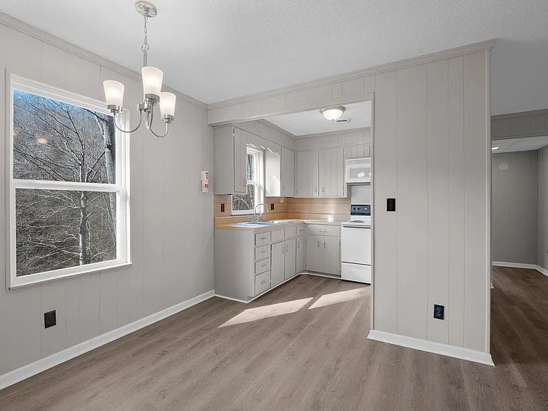 Sunset Manor Apartments — Photo 21