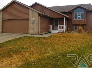 609 Northfield Cir, Garretson, SD 57030