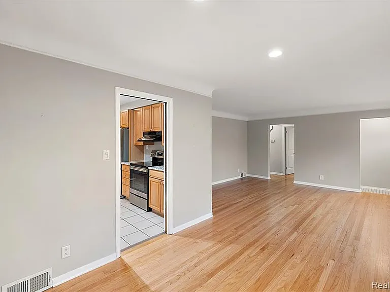 16996 Marguerite St — Photo 11