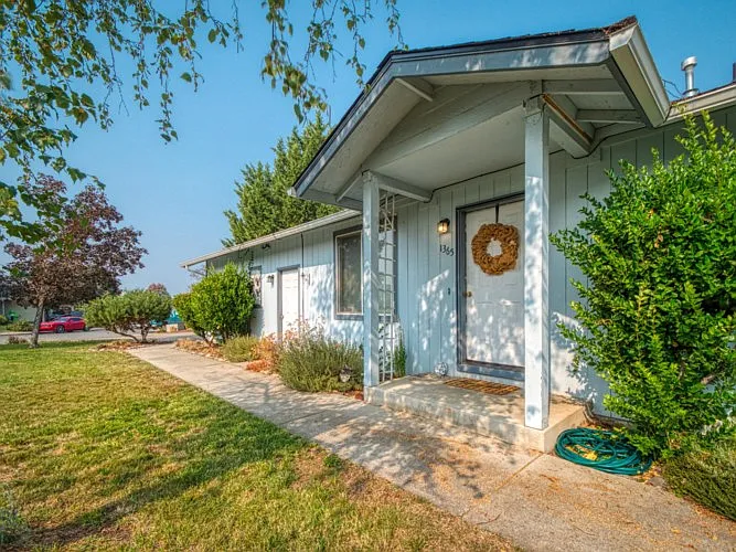 1365 SW Sun Glo Dr — Photo 3
