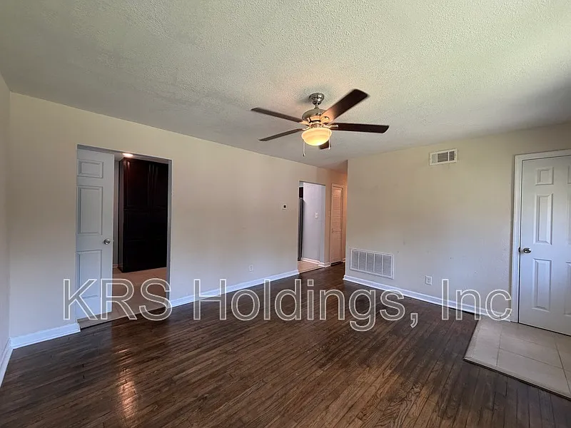 3 bed, 1.0 bath, 1275 sqft, $1,900 — Photo 3