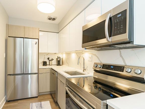 2nd image of 1533-37 N Wieland St #1A