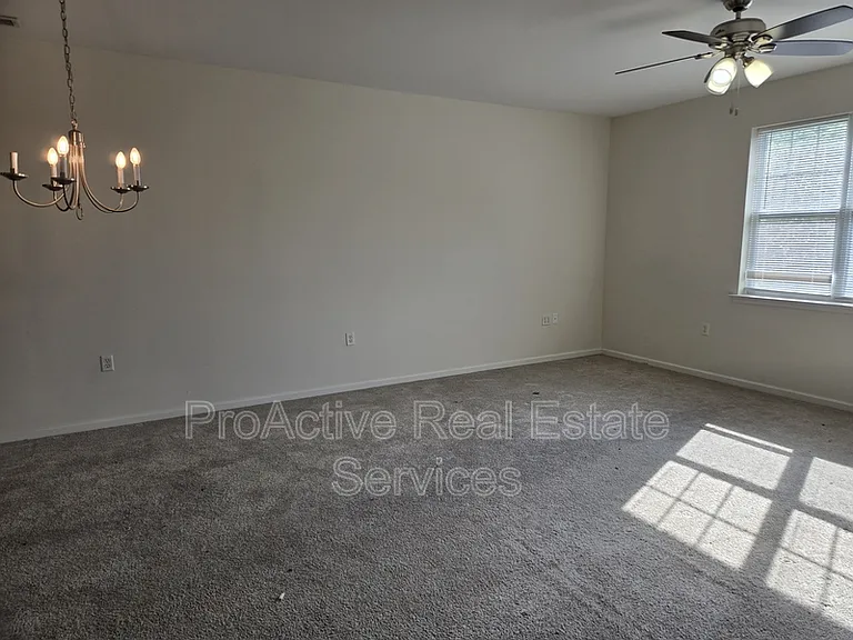 2424 Chancery Ln — Photo 4