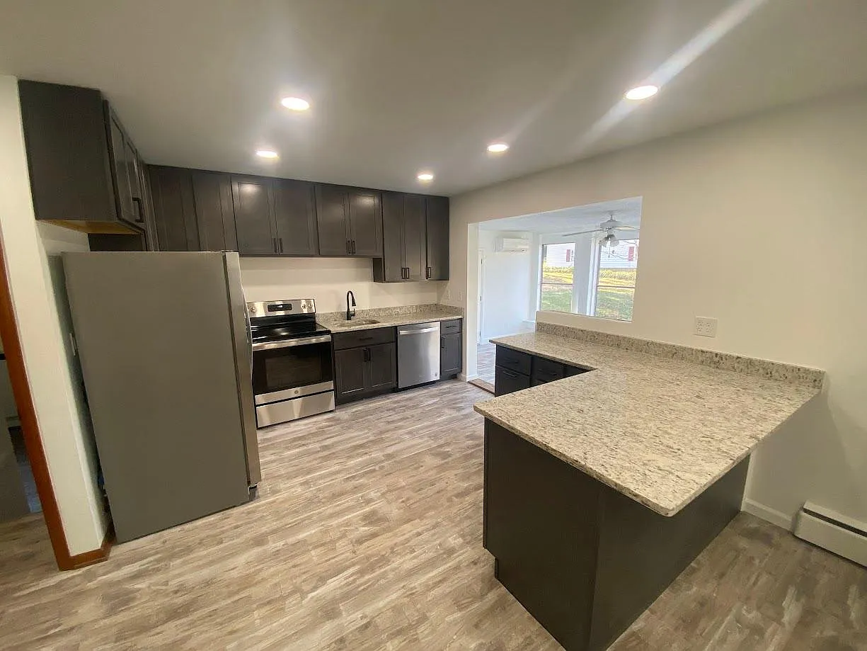 3 bed, 1.5 bath, 1900 sqft, $2,550 — Photo 3