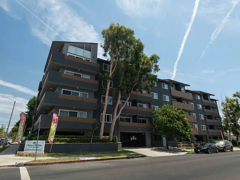110 S Sweetzer Ave — Photo 1