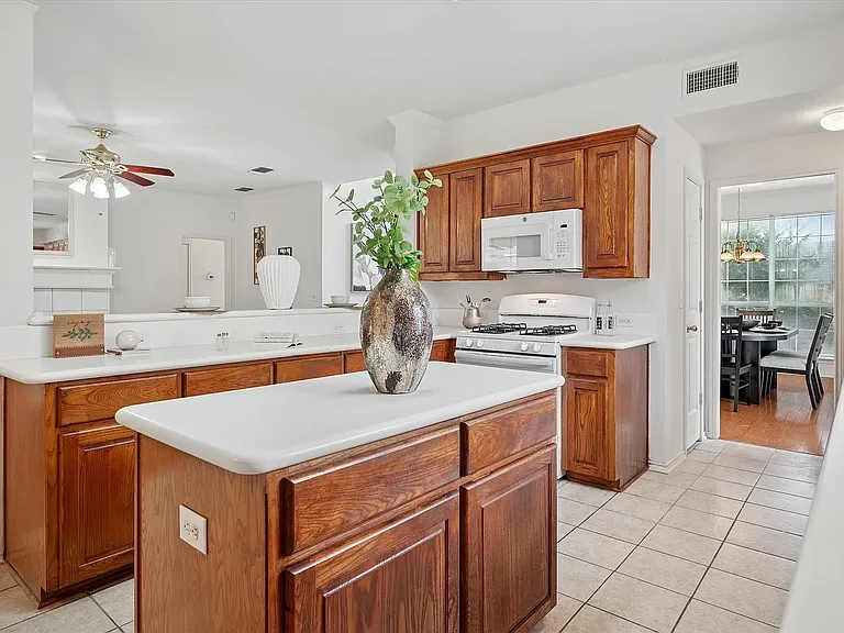 6629 Wickliff Trl — Photo 8