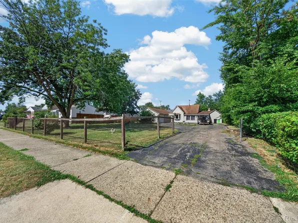 25801 Fern St, Roseville, MI 48066