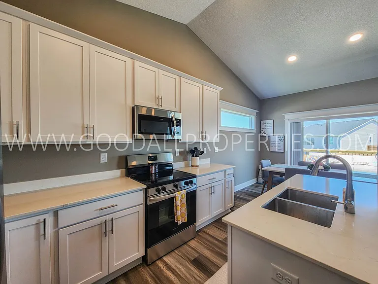 285 NW Morgan Ct — Photo 5