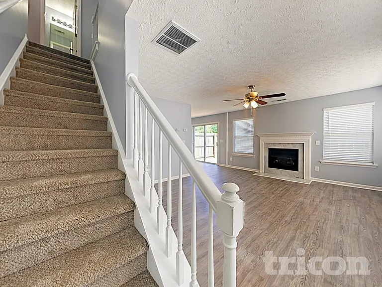 202 Silver Ridge Dr — Photo 3