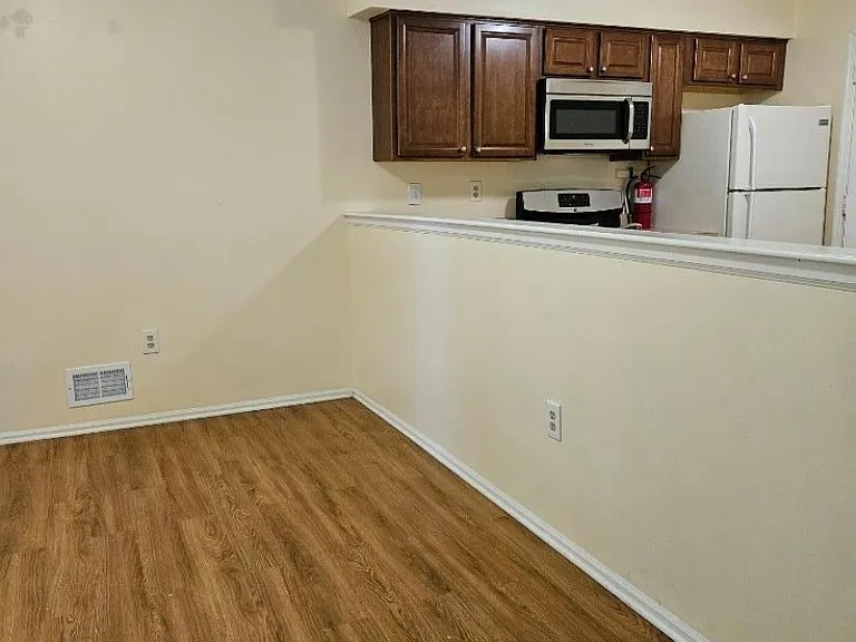 271 Abbey Dr — Photo 4