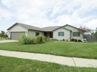 901 Edgewood Dr, Mahomet, IL 61853