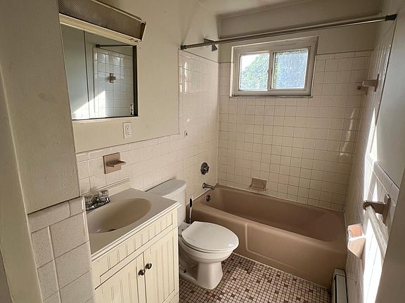 4th image of 18 Farmington Ave #B3